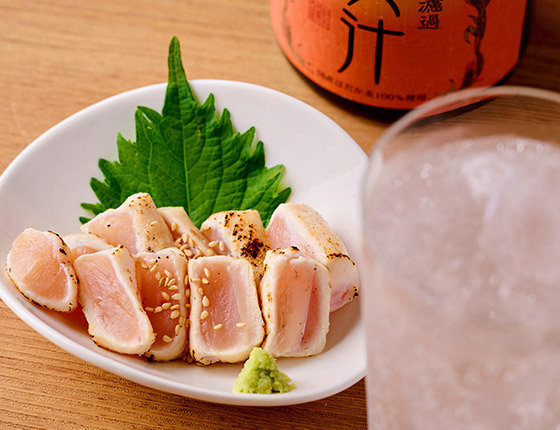 朝〆鶏の炙り鶏わさ